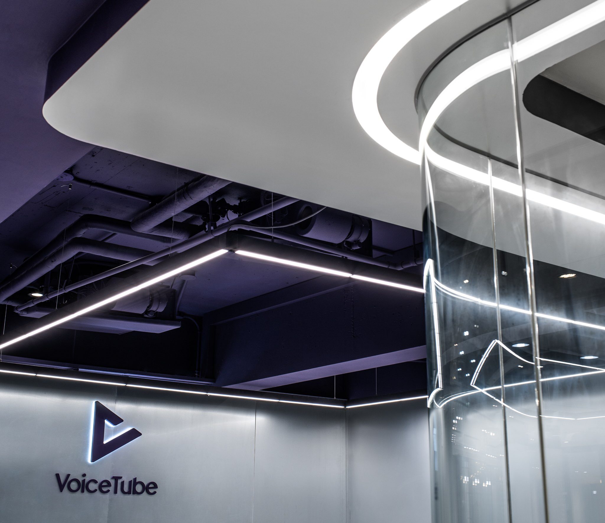 UNME 辦公室設計案例-voicetube 辦公室設計的弧形玻璃隔間