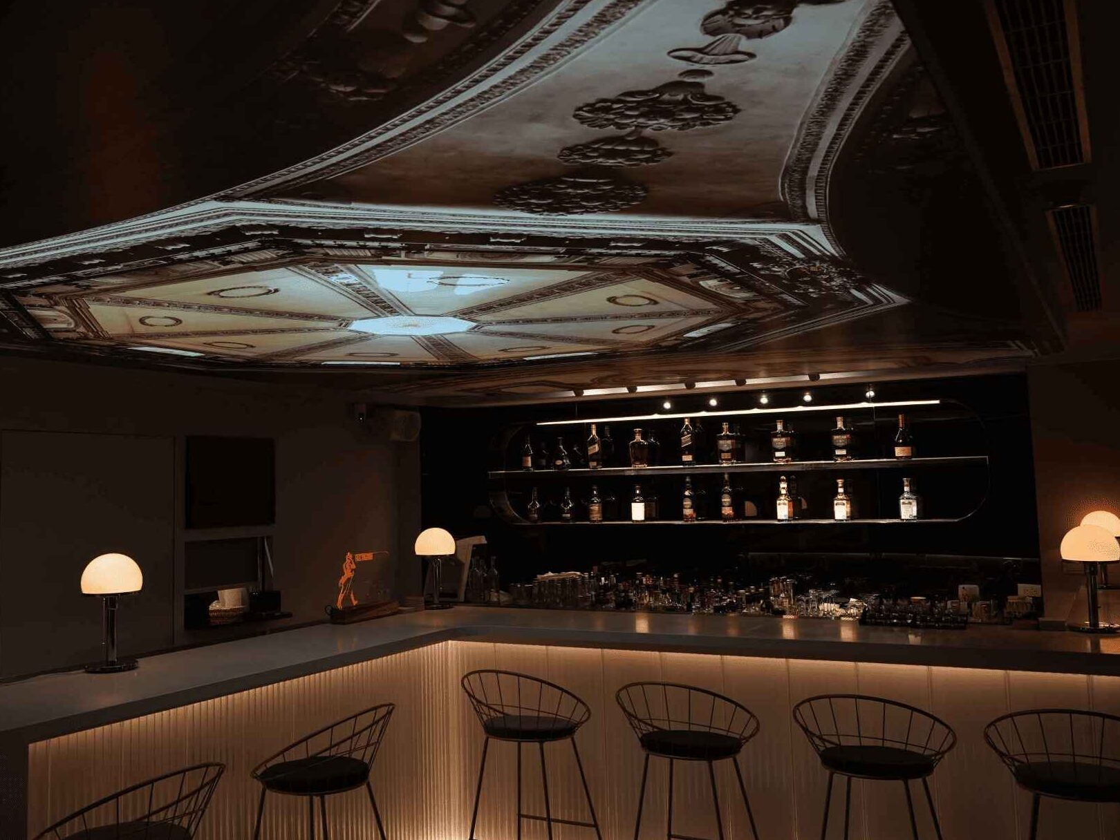 UNME 酒吧設計作品-Healer Bar 商業空間設計、餐酒館、酒吧空間設計、吧台設計、吧檯動線規劃